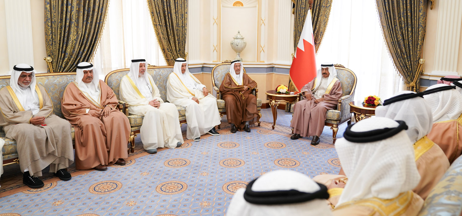 Prime Minister receives Royal Family members | Bahrain News Agency